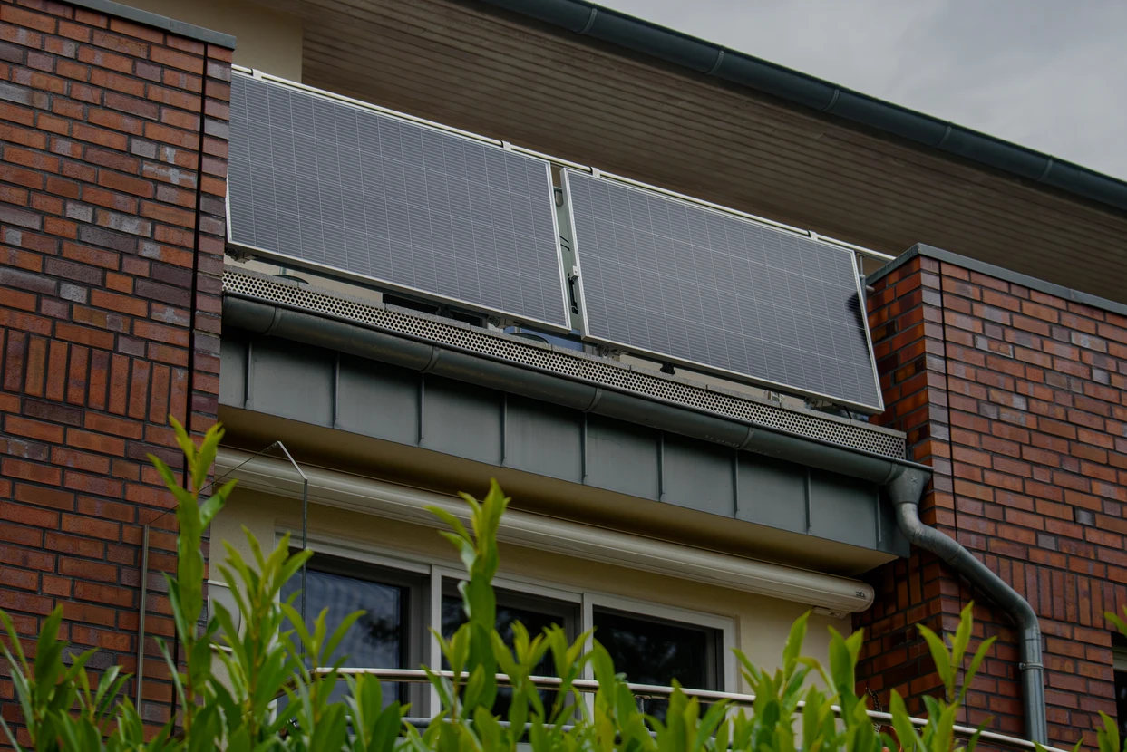Une maison en terrasse avec une centrale solaire sur un balcon pour générer de l'énergie électrique verte pour la maison