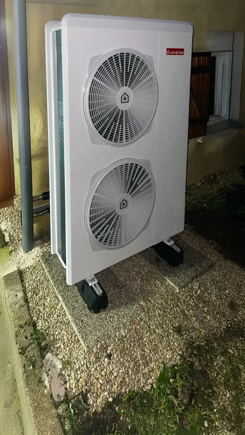 Extérieur résidentiel avec unité de climatisation installée