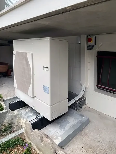 Terrasse extérieure résidentielle avec installation récente de pompe à chaleur air-eau