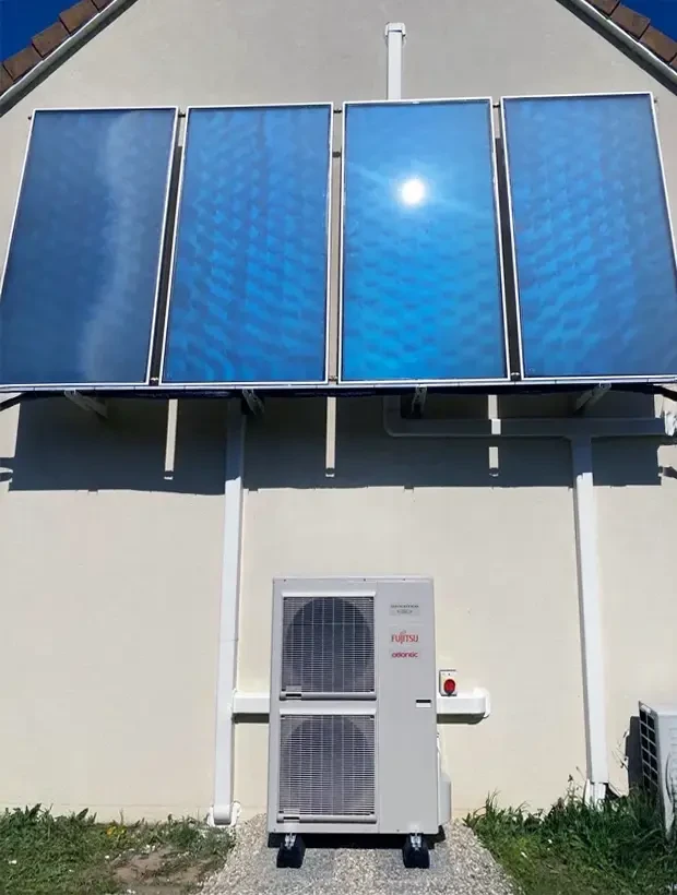 Façade de maison résidentielle avec installation de chauffage solaire thermique