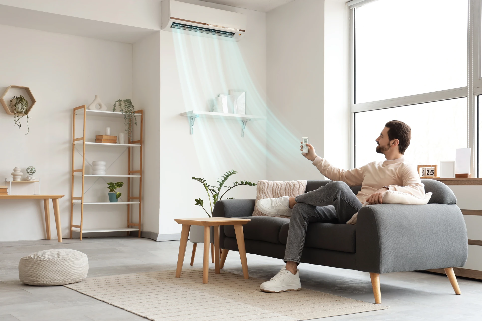 Installateur en gants de protection blancs et bleus positionnant une grille d'aération ventilation dans plafond blanc d'intérieur résidentiel