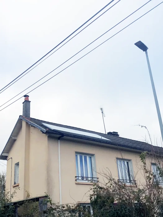 Chantier de rénovation extérieure d'une maison individuelle avec échafaudage métallique tubulaire installé sur façade