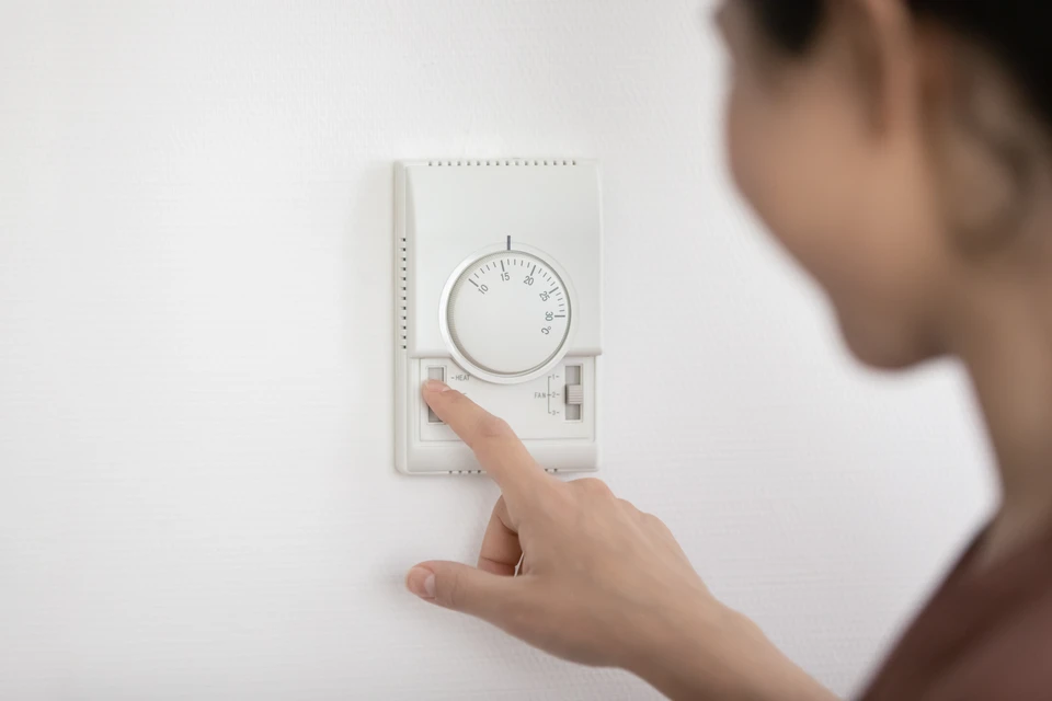 Panneaux solaires sur le toit d'une maison dans les montagnes au coucher du soleil