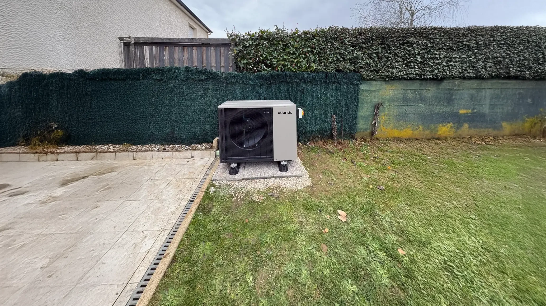 Maison moderne contemporaine avec fa&ccedil;ade blanche et toiture en bois, situ&eacute;e dans un environnement verdoyant