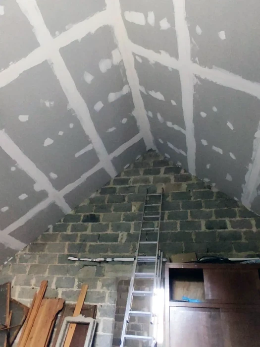 Maison individuelle avec panneaux solaires photovoltaïques installés sur toiture