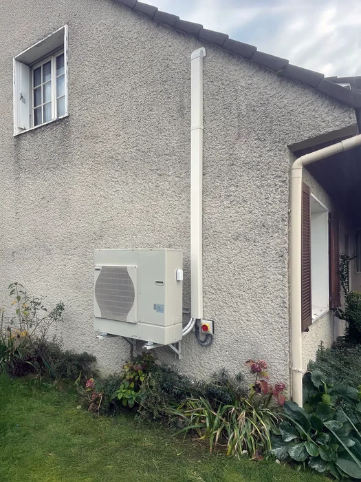 Toiture résidentielle avec installation de panneaux solaires photovoltaïques noirs montés sur structure métallique