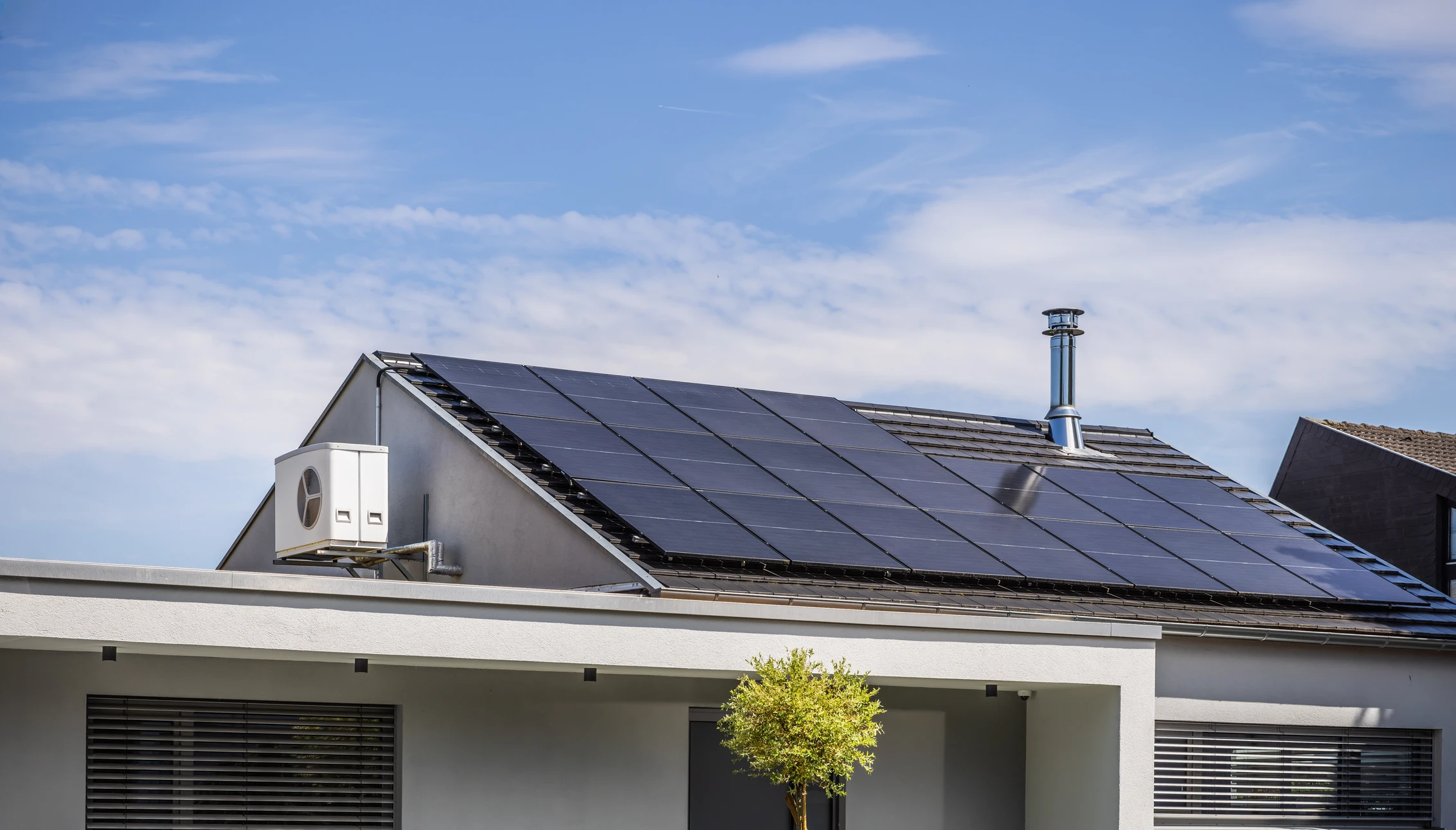 Panneaux solaires sur le toit d'une maison dans les montagnes au coucher du soleil