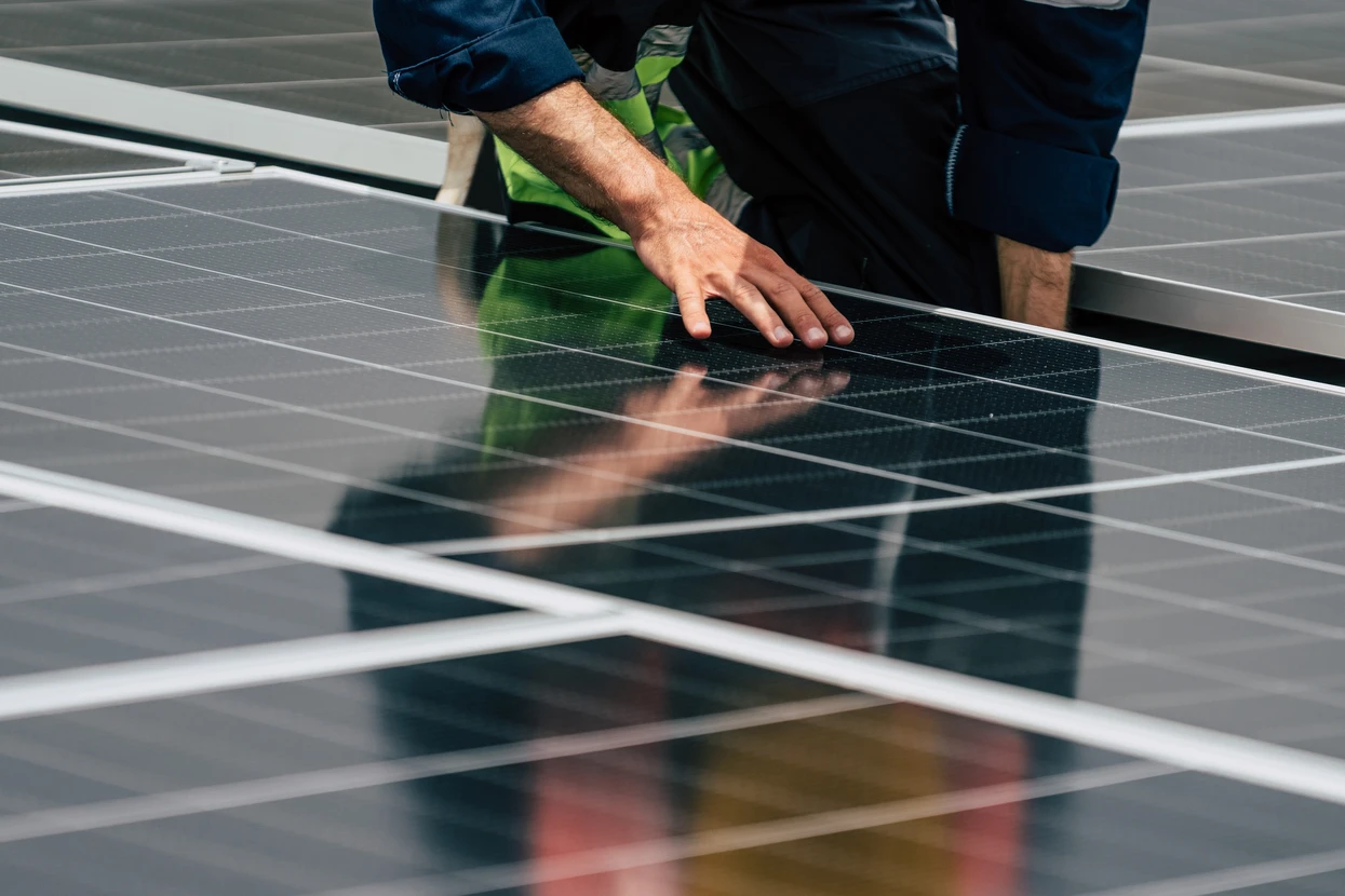 Scène extérieure de collecte d'eau de pluie dans un jardin verdoyant
