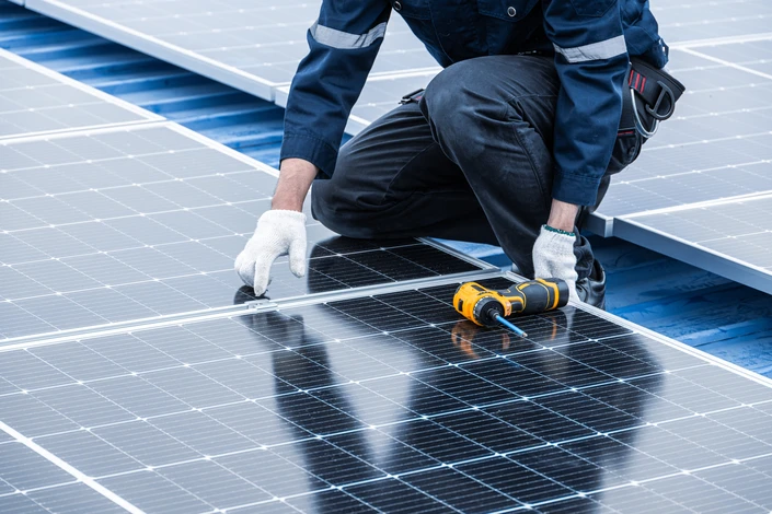 Maison résidentielle avec installation de panneaux solaires photovoltaïques sur toiture